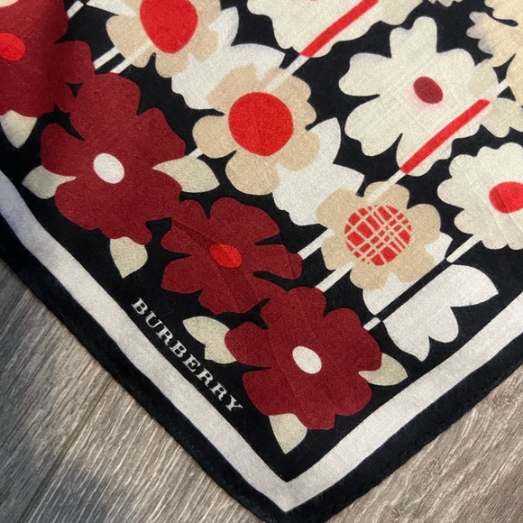 Burberry scarf 20x19.5” nwot clean - Picture 5 of 8